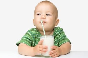 Là một loại sữa tốt nhưng trẻ em quá nhỏ sẽ không thể hấp thu hết dinh dưỡng của sữa đậu nành mang lại, ngược lại nếu uống quá nhiều sẽ gây thay đổi một số nội tiết không cần có